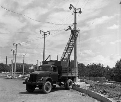 Прикрепленное изображение: 10.1 Пл. Куйбышева.1966 Реставрация, работают электрики..jpg